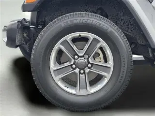 Jeep Wrangler Unlimited 2018 4x4 Sahara SUV 4 puertas (lanzamiento a mitad de año)