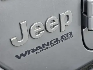 Jeep Wrangler Unlimited 2018 4x4 Sahara SUV 4 puertas (lanzamiento a mitad de año)