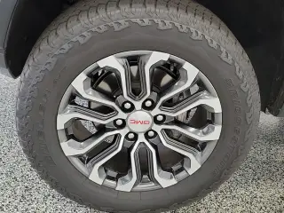 GMC Canyon 2025 4x4 Denali Cabina Crew 4 puertas, cama corta de 5 pies