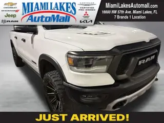 Camioneta Ram 1500 2023 4x4 Rebel de 4 puertas, cabina doble (Crew Cab) y caja corta de 5.6 pies