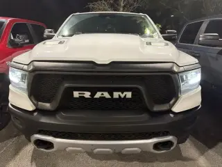 Camioneta Ram 1500 2023 4x4 Rebel de 4 puertas, cabina doble (Crew Cab) y caja corta de 5.6 pies