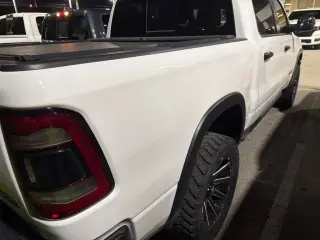 Camioneta Ram 1500 2023 4x4 Rebel de 4 puertas, cabina doble (Crew Cab) y caja corta de 5.6 pies