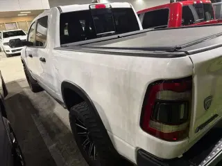Camioneta Ram 1500 2023 4x4 Rebel de 4 puertas, cabina doble (Crew Cab) y caja corta de 5.6 pies