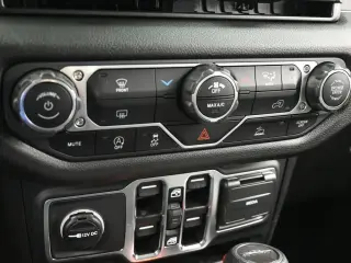 Jeep Gladiator 2025 4x4 Big Bear de 4 puertas, cabina doble, caja corta de 5.0 pies