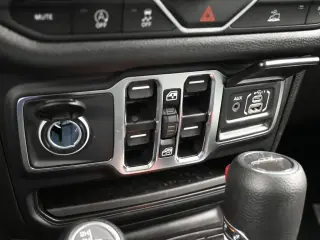 Jeep Gladiator 2025 4x4 Big Bear de 4 puertas, cabina doble, caja corta de 5.0 pies