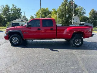 GMC Sierra 3500 2005, cabina de tripulación (crew cab), 4 puertas, SLE, tracción 4WD, carrocería larga (LB), suspensión resistente a la sobrecarga (DRW)