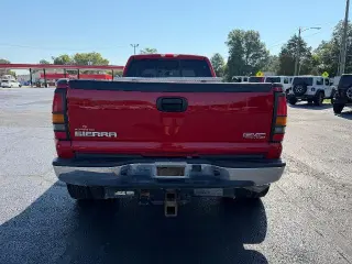 GMC Sierra 3500 2005, cabina de tripulación (crew cab), 4 puertas, SLE, tracción 4WD, carrocería larga (LB), suspensión resistente a la sobrecarga (DRW)