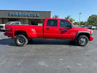 GMC Sierra 3500 2005, cabina de tripulación (crew cab), 4 puertas, SLE, tracción 4WD, carrocería larga (LB), suspensión resistente a la sobrecarga (DRW)