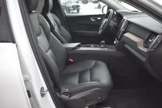 Volvo XC60 2023 AWD B5 Plus Tema Oscuro 4p SUV