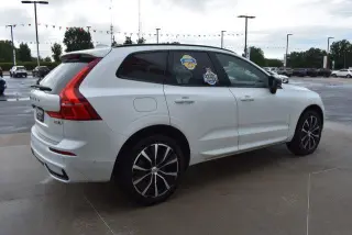 Volvo XC60 2023 AWD B5 Plus Tema Oscuro 4p SUV