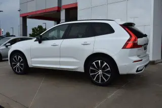 Volvo XC60 2023 AWD B5 Plus Tema Oscuro 4p SUV