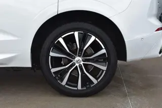 Volvo XC60 2023 AWD B5 Plus Tema Oscuro 4p SUV