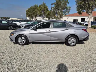Hyundai ELANTRA 2025 SE Sedán 4p.