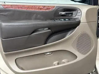 Chrysler País y Ciudad 2015 Touring 4dr Mini-Van