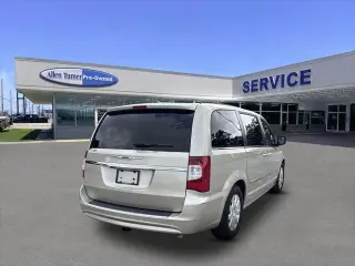 Chrysler País y Ciudad 2015 Touring 4dr Mini-Van