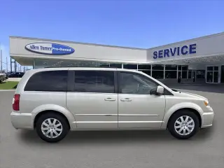 Chrysler País y Ciudad 2015 Touring 4dr Mini-Van