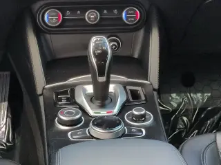 Alfa Romeo Stelvio 2020, versión Base, crossover de 4 puertas