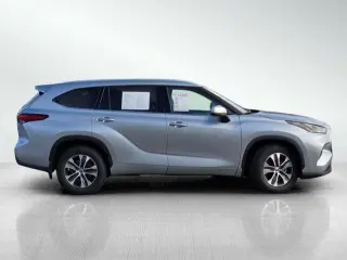 Toyota Highlander 2022 AWD XLE 4dr SUV
