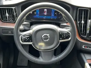 Volvo XC60 2024 AWD B5 Ultimate Tema Oscuro 4p SUV