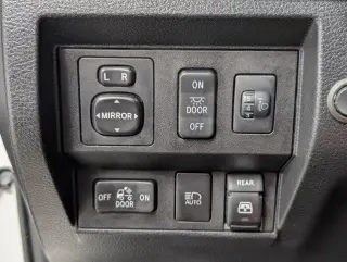Toyota Tundra 2018 4x4 SR5 4dr CrewMax Cab Pickup SB (5.7L V8 FFV)