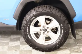 Toyota RAV4 Hybrid 2021 AWD LE 4dr SUV