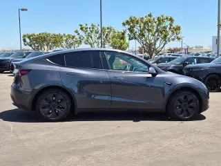 Tesla Model Y 2025 Long Range 4p Crossover