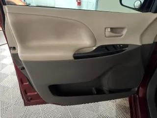 Toyota Sienna 2012 LE 7-Pasajeros Asiento de Acceso Automático 4dr Mini-Van