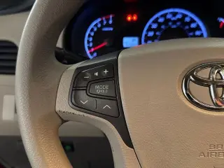 Toyota Sienna 2012 LE 7-Pasajeros Asiento de Acceso Automático 4dr Mini-Van