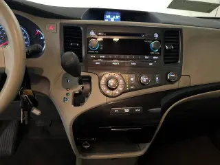 Toyota Sienna 2012 LE 7-Pasajeros Asiento de Acceso Automático 4dr Mini-Van