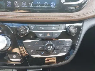 Chrysler Pacifica 2017 Limited 4dr Minivan