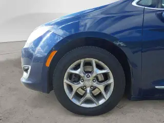 Chrysler Pacifica 2017 Limited 4dr Minivan