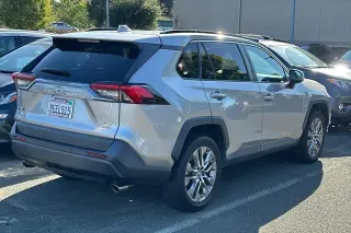 Toyota RAV4 2019 4x4 XLE Premium SUV de 4 puertas