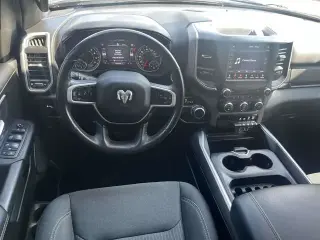 Ram 1500 2021 4x2 Big Horn 4 puertas Crew Cab batea de 5.6 pies