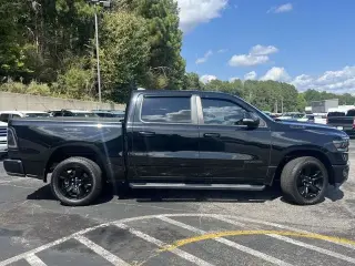 Ram 1500 2021 4x2 Big Horn 4 puertas Crew Cab batea de 5.6 pies