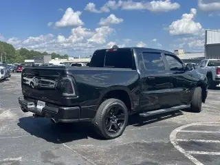 Ram 1500 2021 4x2 Big Horn 4 puertas Crew Cab batea de 5.6 pies
