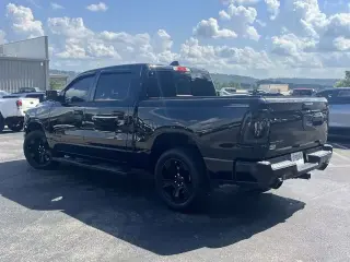 Ram 1500 2021 4x2 Big Horn 4 puertas Crew Cab batea de 5.6 pies
