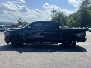 Ram 1500 2021 4x2 Big Horn 4 puertas Crew Cab batea de 5.6 pies
