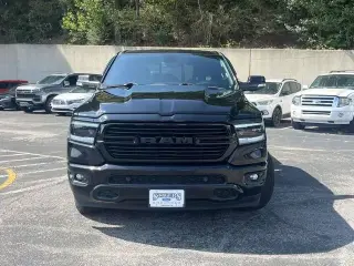 Ram 1500 2021 4x2 Big Horn 4 puertas Crew Cab batea de 5.6 pies