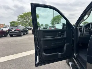 Camioneta Ram 1500 2017 4x4 Express 4 puertas Quad Cab caja de 6.3 pies