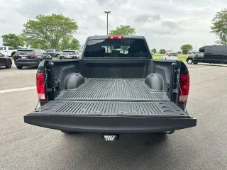 Camioneta Ram 1500 2017 4x4 Express 4 puertas Quad Cab caja de 6.3 pies
