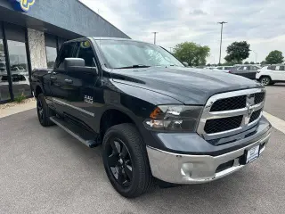 Camioneta Ram 1500 2017 4x4 Express 4 puertas Quad Cab caja de 6.3 pies