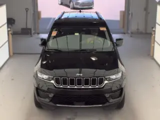 Jeep Grand Cherokee 2023 4x4 Laredo SUV de 4 puertas