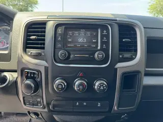 Camioneta Pickup Ram 1500 Classic 2019 4x4 Tradesman de 4 puertas, cabina doble (Crew Cab) y caja de 5.5 pies