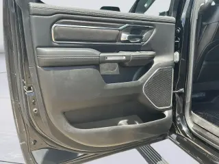 Ram 1500 2025 4x4 Laramie Cabina Tripulación 4p caja de 5.6 pies Pickup