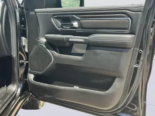 Ram 1500 2025 4x4 Laramie Cabina Tripulación 4p caja de 5.6 pies Pickup