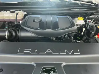 Ram 1500 2025 4x4 Laramie Cabina Tripulación 4p caja de 5.6 pies Pickup