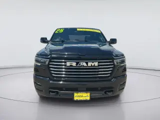 Ram 1500 2025 4x4 Laramie Cabina Tripulación 4p caja de 5.6 pies Pickup