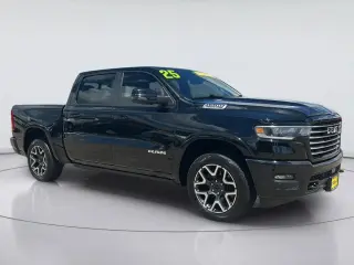 Ram 1500 2025 4x4 Laramie Cabina Tripulación 4p caja de 5.6 pies Pickup