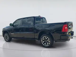 Ram 1500 2025 4x4 Laramie Cabina Tripulación 4p caja de 5.6 pies Pickup