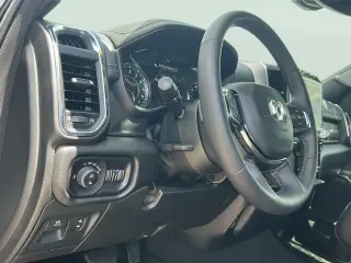 Ram 1500 2025 4x4 Laramie Cabina Tripulación 4p caja de 5.6 pies Pickup